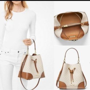 MICHAEL KORS Mercer Gallery Bucket Small in Signature Vanilla / Acorn