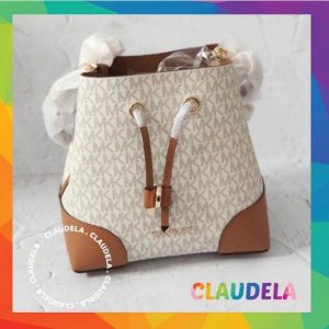 MICHAEL KORS Mercer Gallery Bucket Small in Signature Vanilla / Acorn